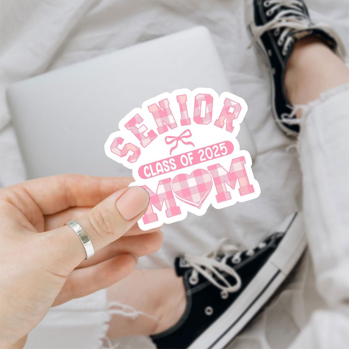 (3Pcs) Senior Mom Class of 2025 Sticker, Senior Mom Pink Ribbon Sticker, Grad Bumper Sticker Decal, Graduation Sticker, 2025 Senior Sticker - Sticker For Laptop Water Bottle Phone Car Window Helmet 3"