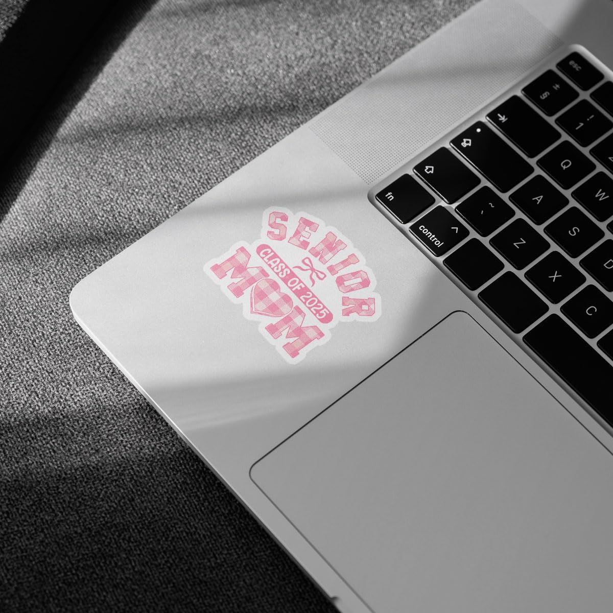 (3Pcs) Senior Mom Class of 2025 Sticker, Senior Mom Pink Ribbon Sticker, Grad Bumper Sticker Decal, Graduation Sticker, 2025 Senior Sticker - Sticker For Laptop Water Bottle Phone Car Window Helmet 3"